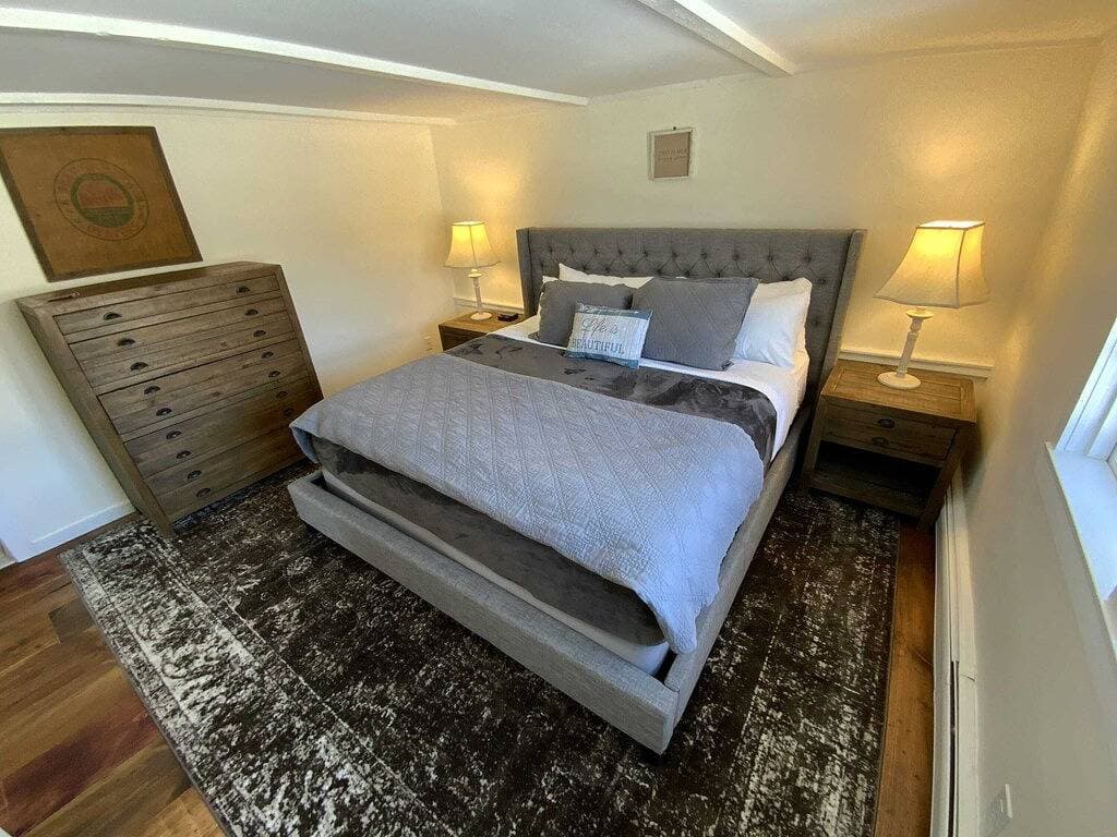Foto 5 von 19: Deluxe King, Wohnzimmer mit Schlafsofa & Kamin
