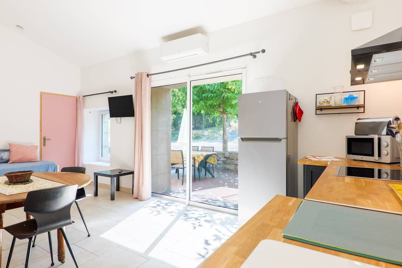Foto 8 von 25: Ferienwohnung 'Gîte Le Mûrier Piscine Partagée' mit Bergblick, WLAN und Klimaanlage