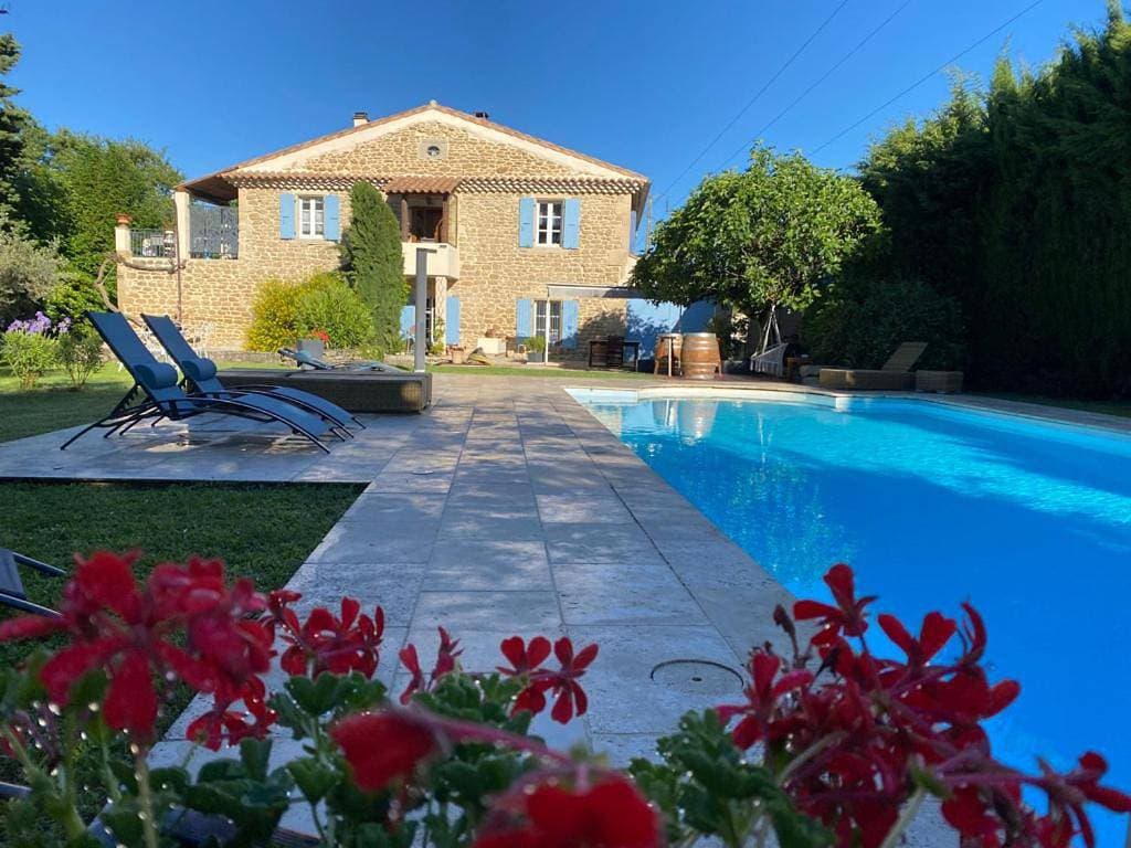 Studio avec terrasse privative et piscine 1