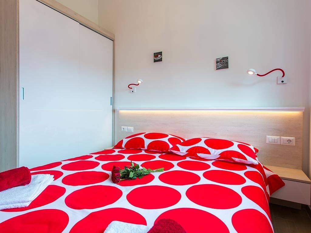 Foto 7 von 13: Neue und moderne voll ausgestattete Wohnung in einer Villa mit Pool in der Nähe von Porec, alle Zimmer klimatisiert