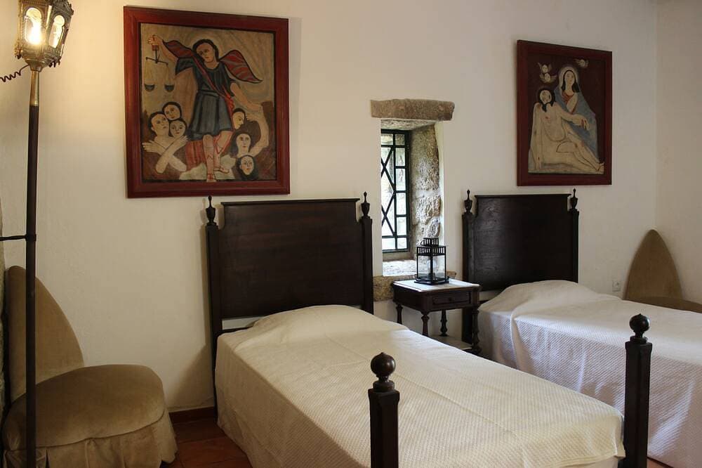 Foto 4 von 30: Quinta Paredes, Land of Paradise, immersed in nature, with its medieval tower.