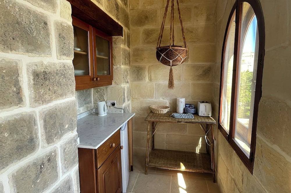 Foto 9 von 12: Nostalgia suite at Dar Tal Kaptan, Ghasri, Gozo. Victorian themed room