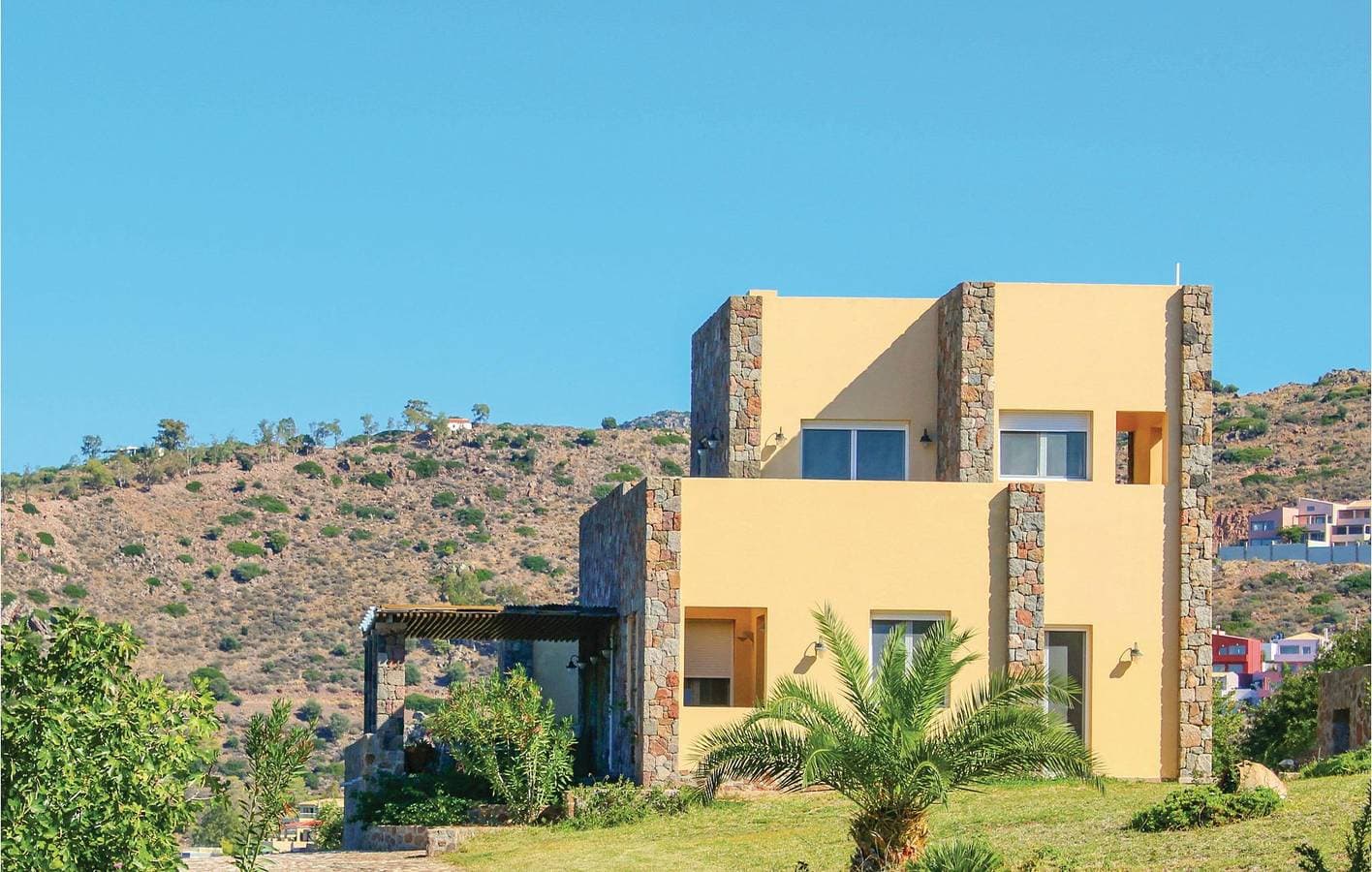 Luxuriöses Apartment am Strand mit WLAN, Klimaanlage und Pool 1