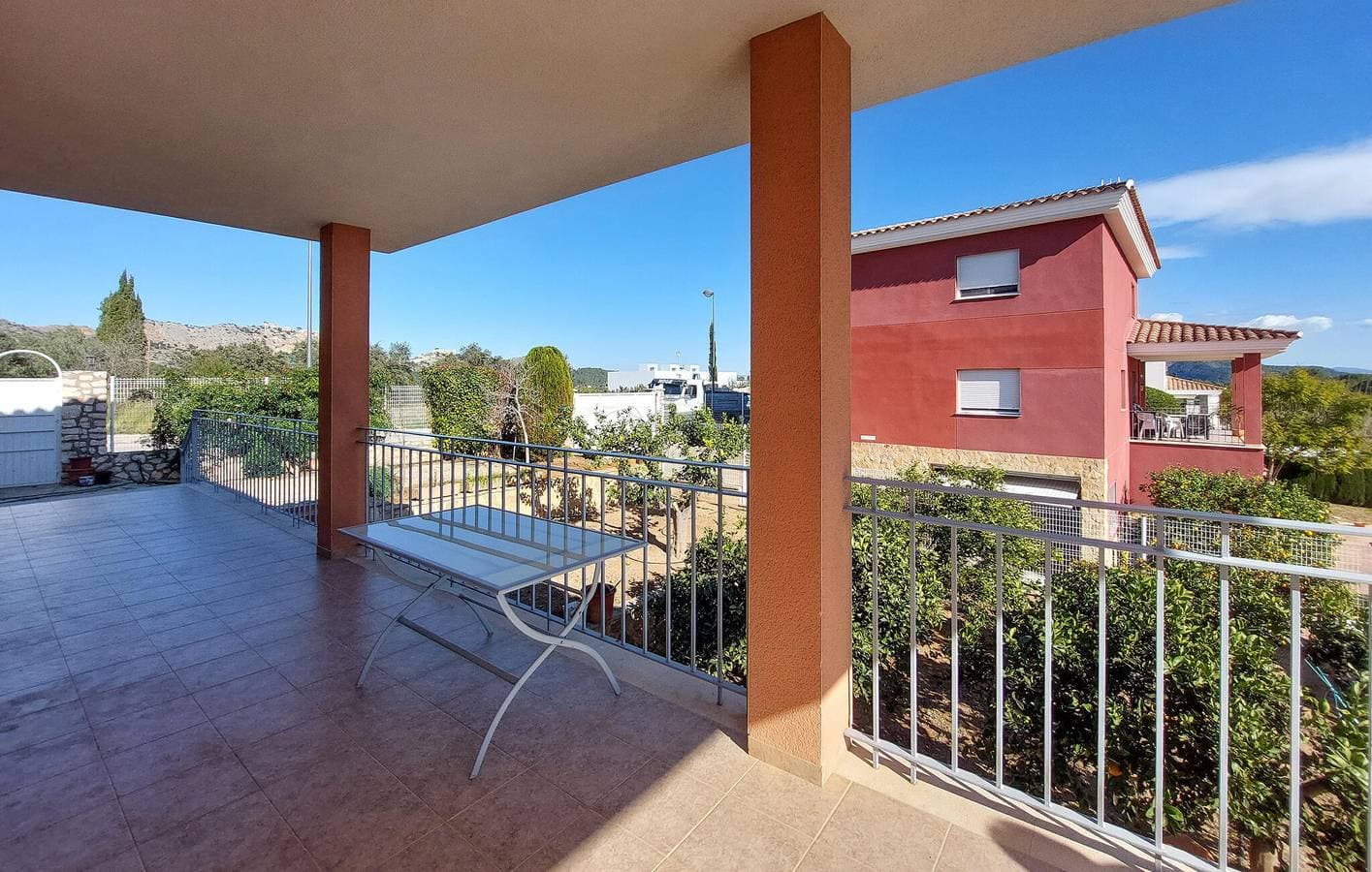 Foto 8 von 13: Xàtiva Poolside Retreat - AC, Parkplatz, Terrasse