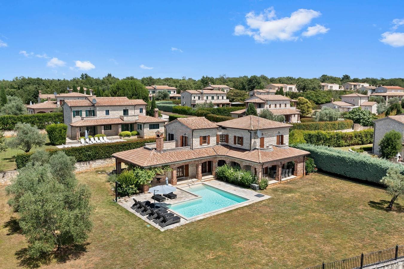 Foto 8 von 47: Luxury Villa Leoleni with heated pool