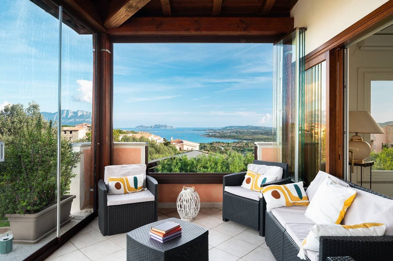Foto 3 von 59: Villa Aurazure - Whirlpool mit Meerblick