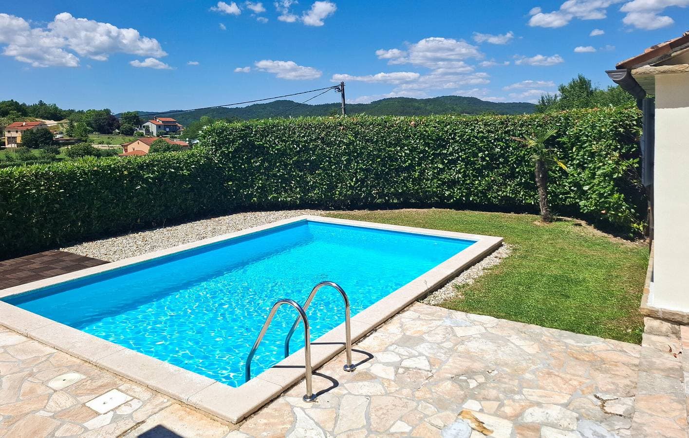 Foto 9 von 37: Modernes Apartment mit 2 Schlafzimmern, Pool und Terrasse in der Nähe des Flusses Pazinčica