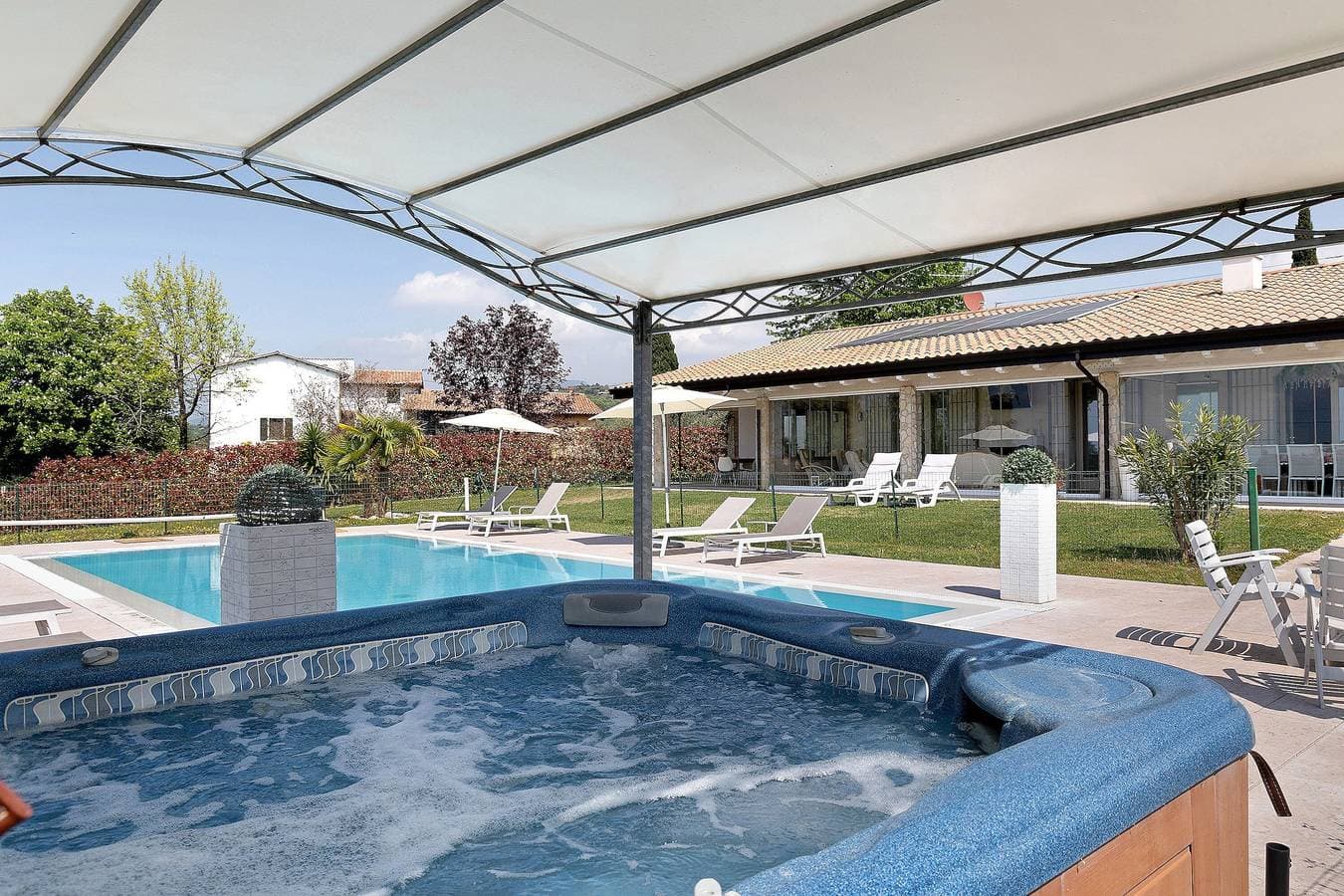 Foto 3 von 41: Bardolino Golden Hill – Private Villa mit Pool und Whirlpool in den Hügeln