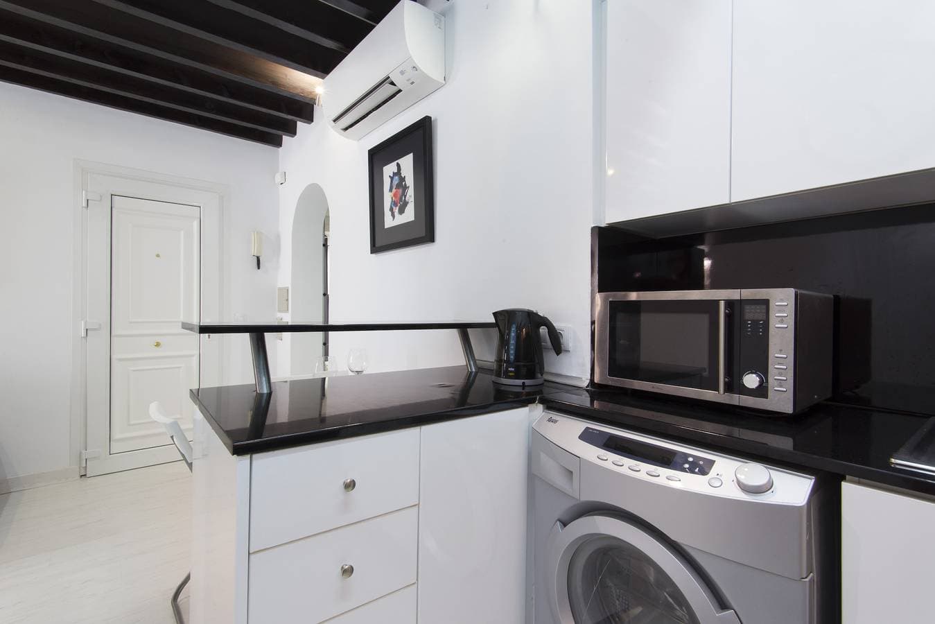 Foto 10 von 15: Black&White Apartment minimum stay 31 nights