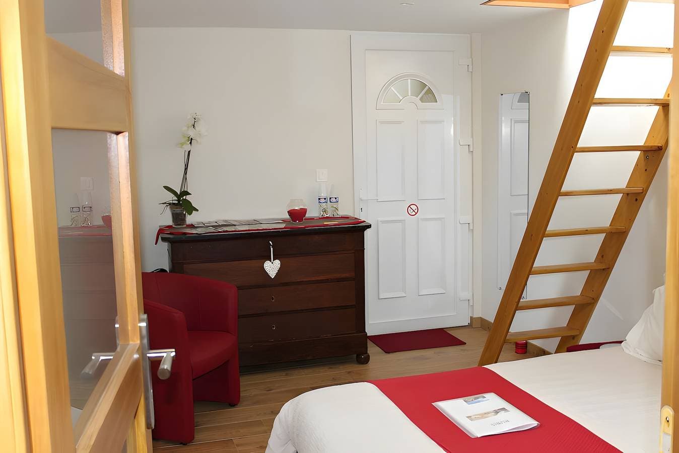 Foto 5 von 28: Gästezimmer 'Entre Mer Et Terre - Chambre Rubis' mit Gemeinschaftsgarten und WLAN