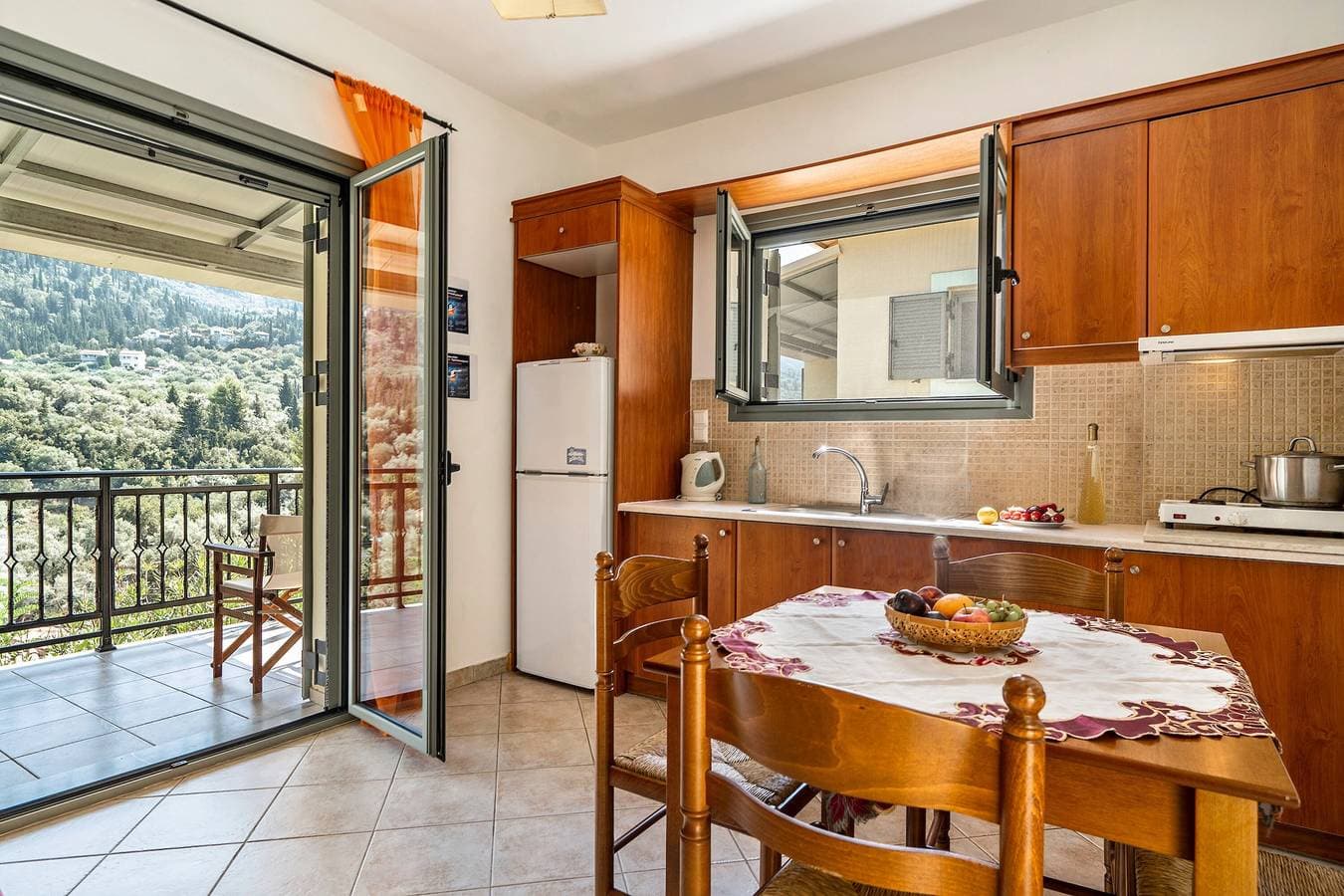 Foto 8 von 22: Ferienwohnung "Alkionides Apartment 2" mit Blick auf den Pinienwald