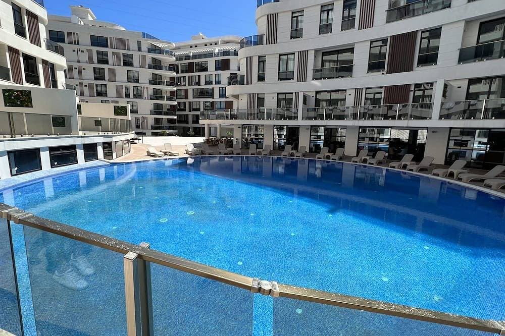 Spa, Gym, Pool, Netflix Included/Central/Spacious1 1