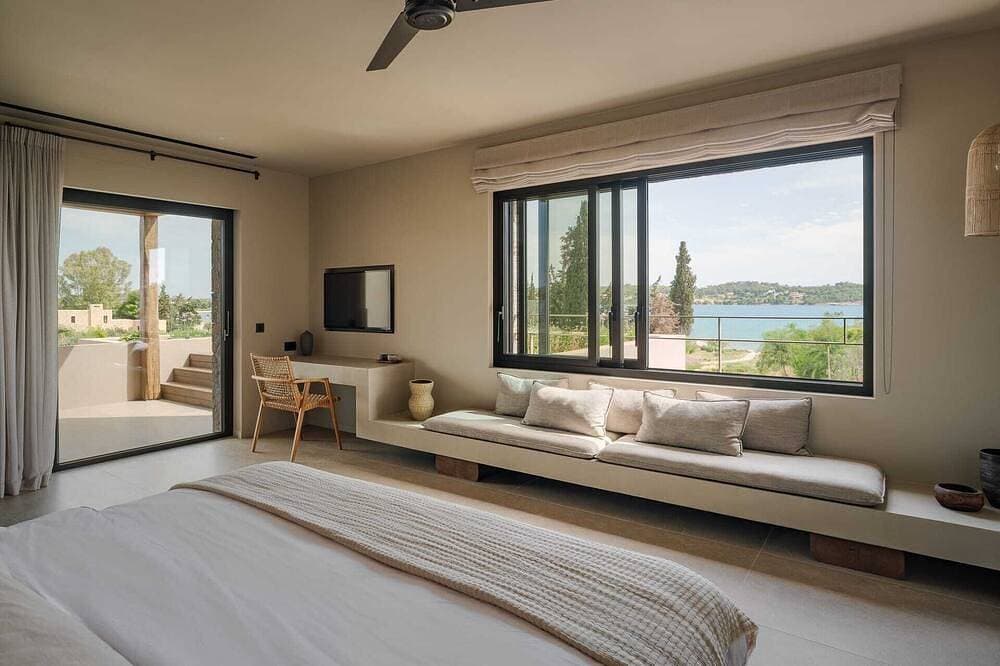 Foto 2 von 24: Beachfront Villa Oneiro with Sea Views, Villa
