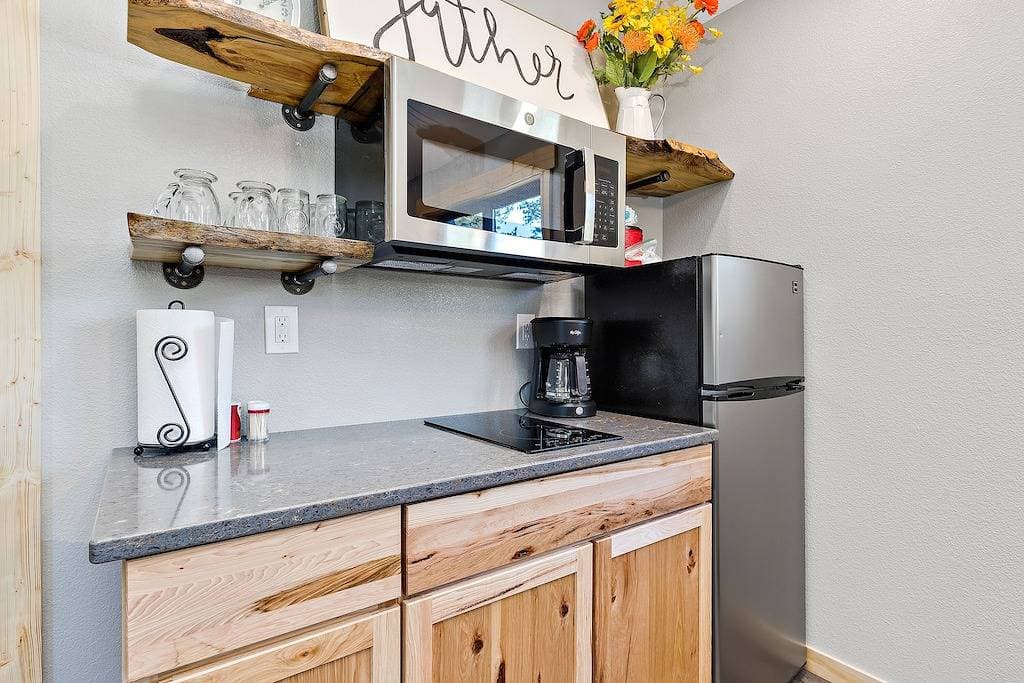 Foto 12 von 16: Modern rustic design with upscale finishes and 2 bedrooms.