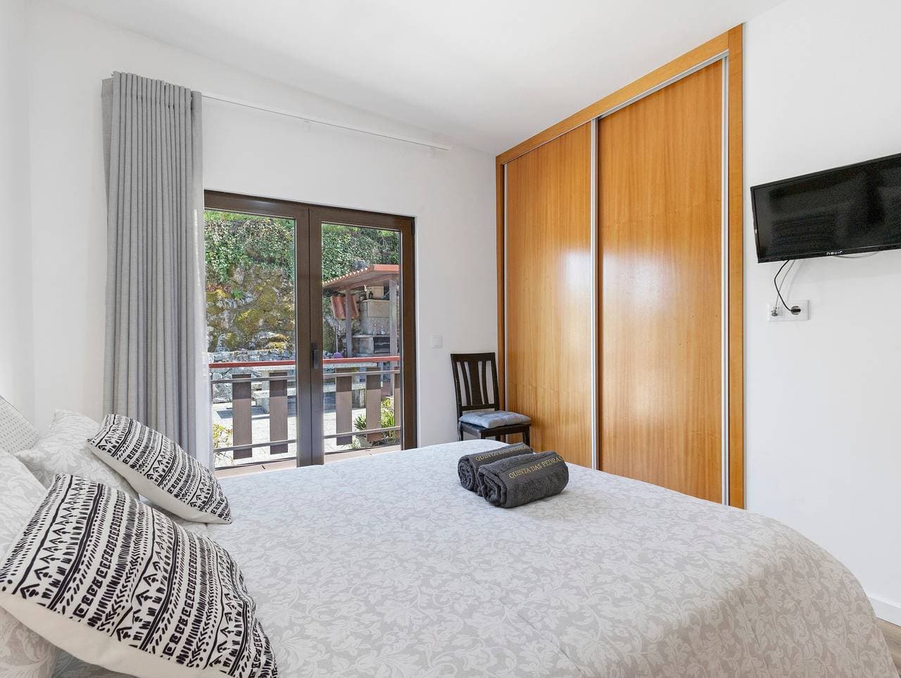 Foto 10 von 26: Ferienhaus 'Casa Das Camélias' mit Seeblick, WLAN und Klimaanlage