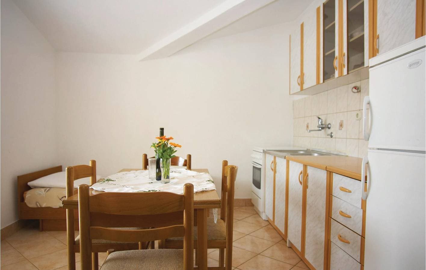 Foto 7 von 18: Gemütliche Ferienwohnung mit Terrasse in der Nähe der Küste und des Stadtzentrums von Brodarica