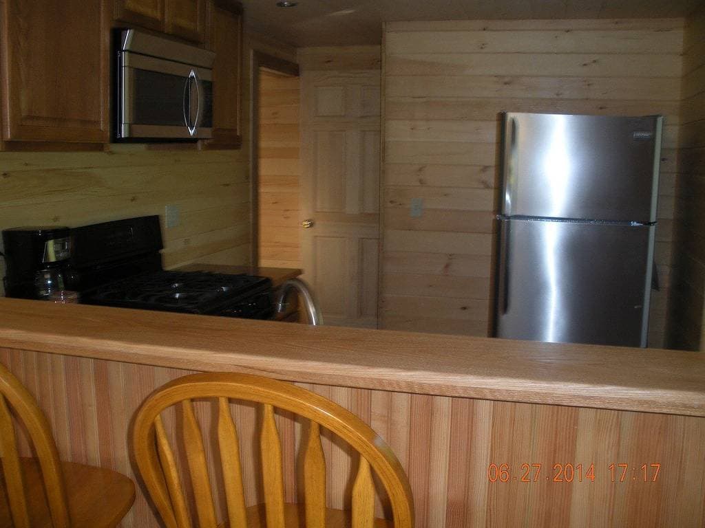 New Cottage In Town & im Wald mit einem kleinen Bach neben 1