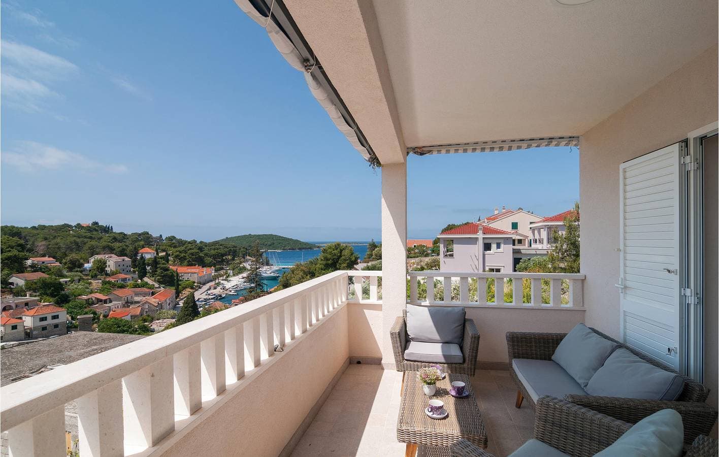 Foto 3 von 39: Gemütliche Ferienwohnung mit 2 Schlafzimmern, Pool und Terrasse, 400 m vom Zentrum von Maslinica entfernt