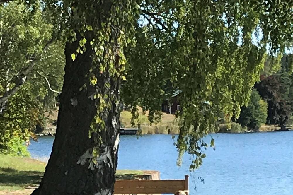 Foto 9 von 20: Cottage mit sonnigem Holzdeck am Wasser.