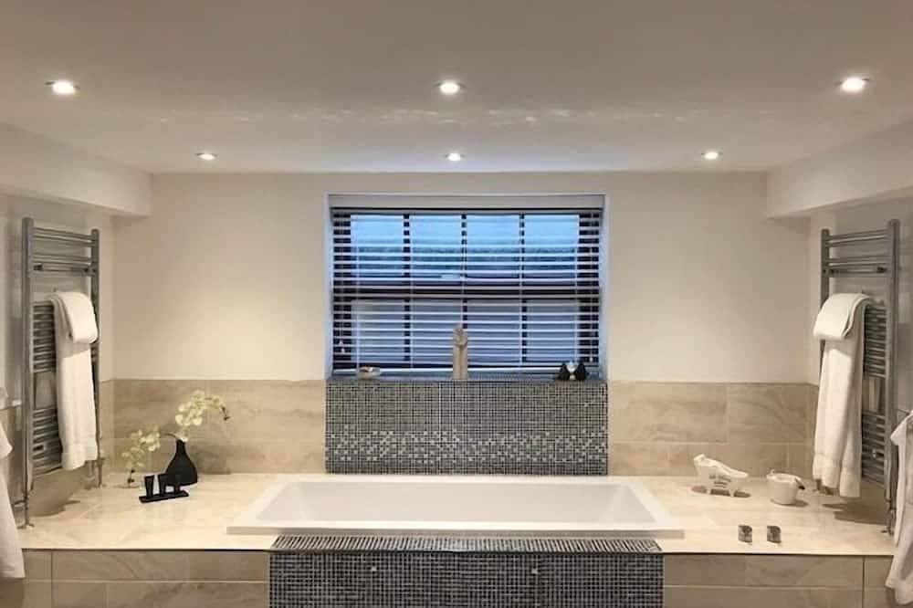 Foto 8 von 30: Suite-Ensuite-Blick auf den Hof-Seperate Bath and Shower