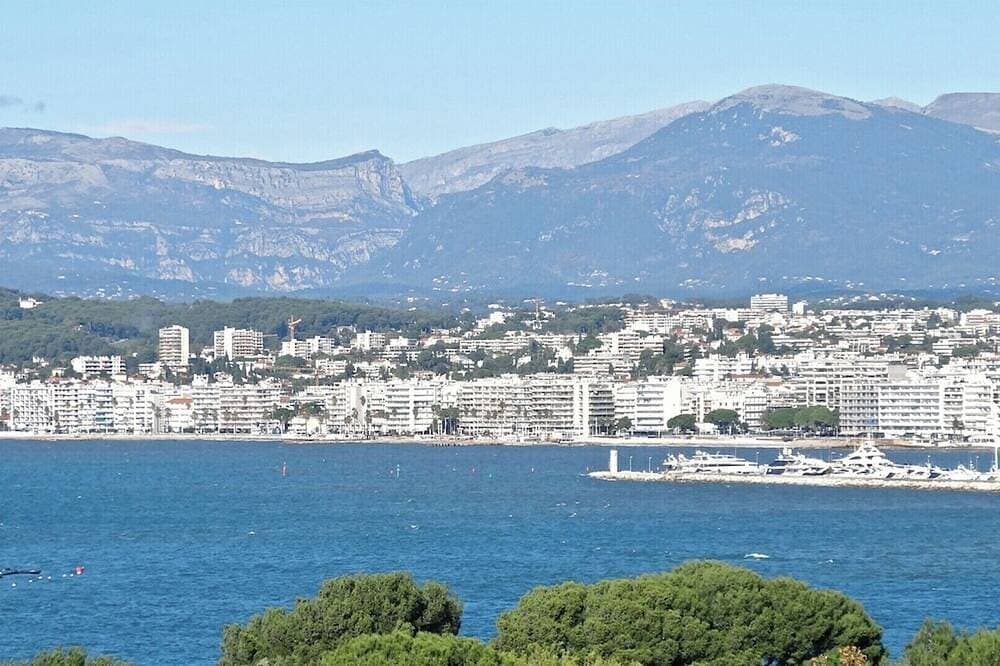 Foto 13 von 16: Antibes: Hervorragendes klimatisiertes T2, 200 m von den Stränden entfernt. Zimmer mit Terrasse, geschlossener Park