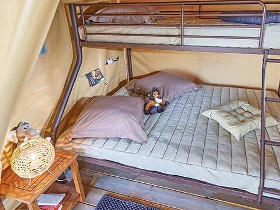Foto 6 von 27: Camping La Plage d'Argens - Zelt 5 personen - 2 Schlafzimmer | 4-5 Schlafplätze | Kein Bad | Klimaanlage