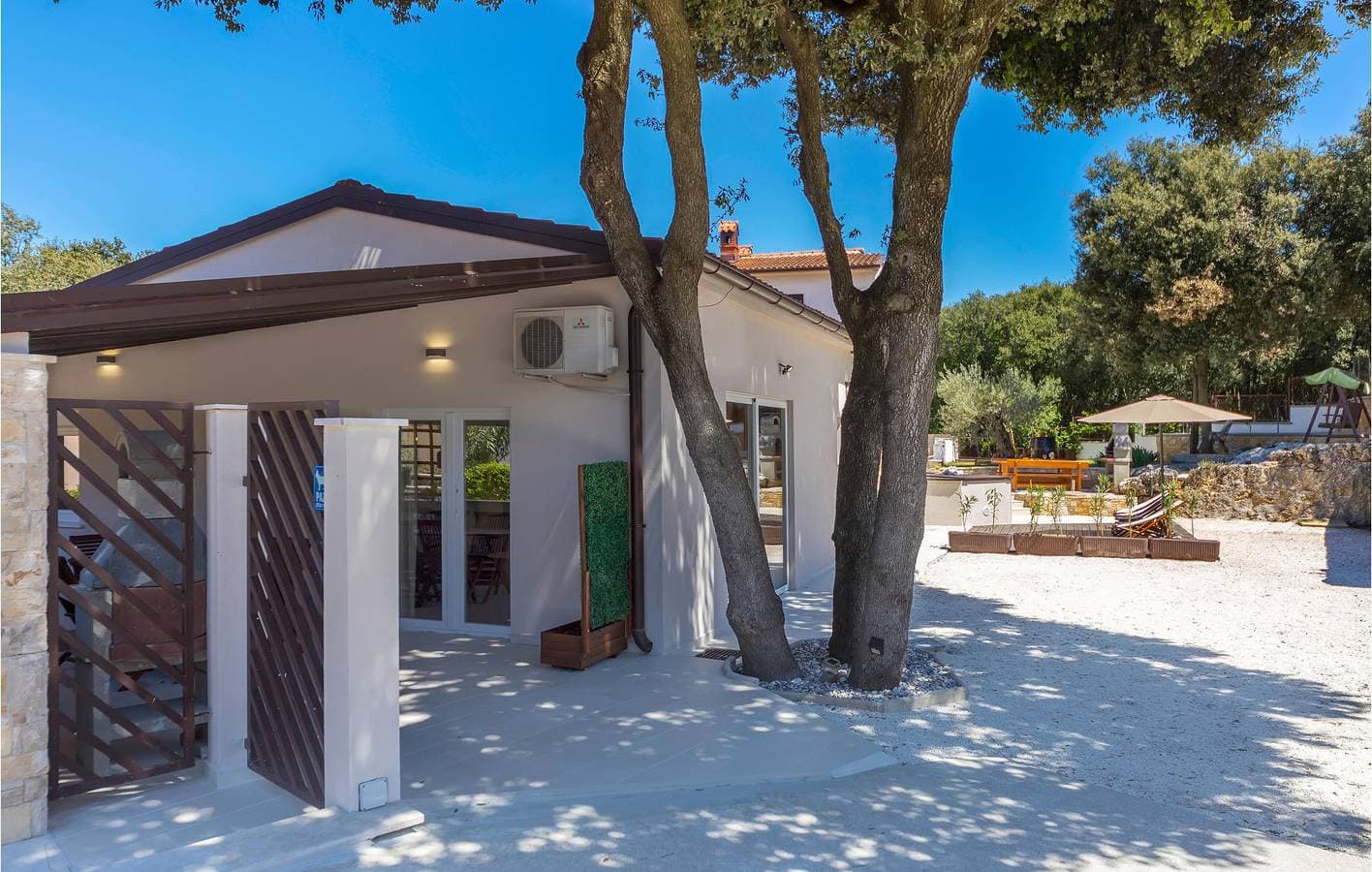 Charmantes Apartment mit Terrasse, WLAN und Parkplatz in der Nähe des Strandes Havajka 1