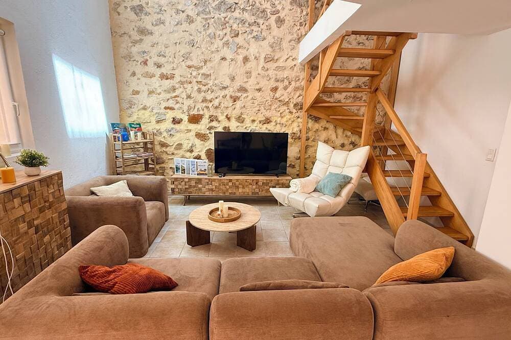 Foto 7 von 19: Stone Villa with Fully Private Pool not overlooked & AC - 20 min from Beaches