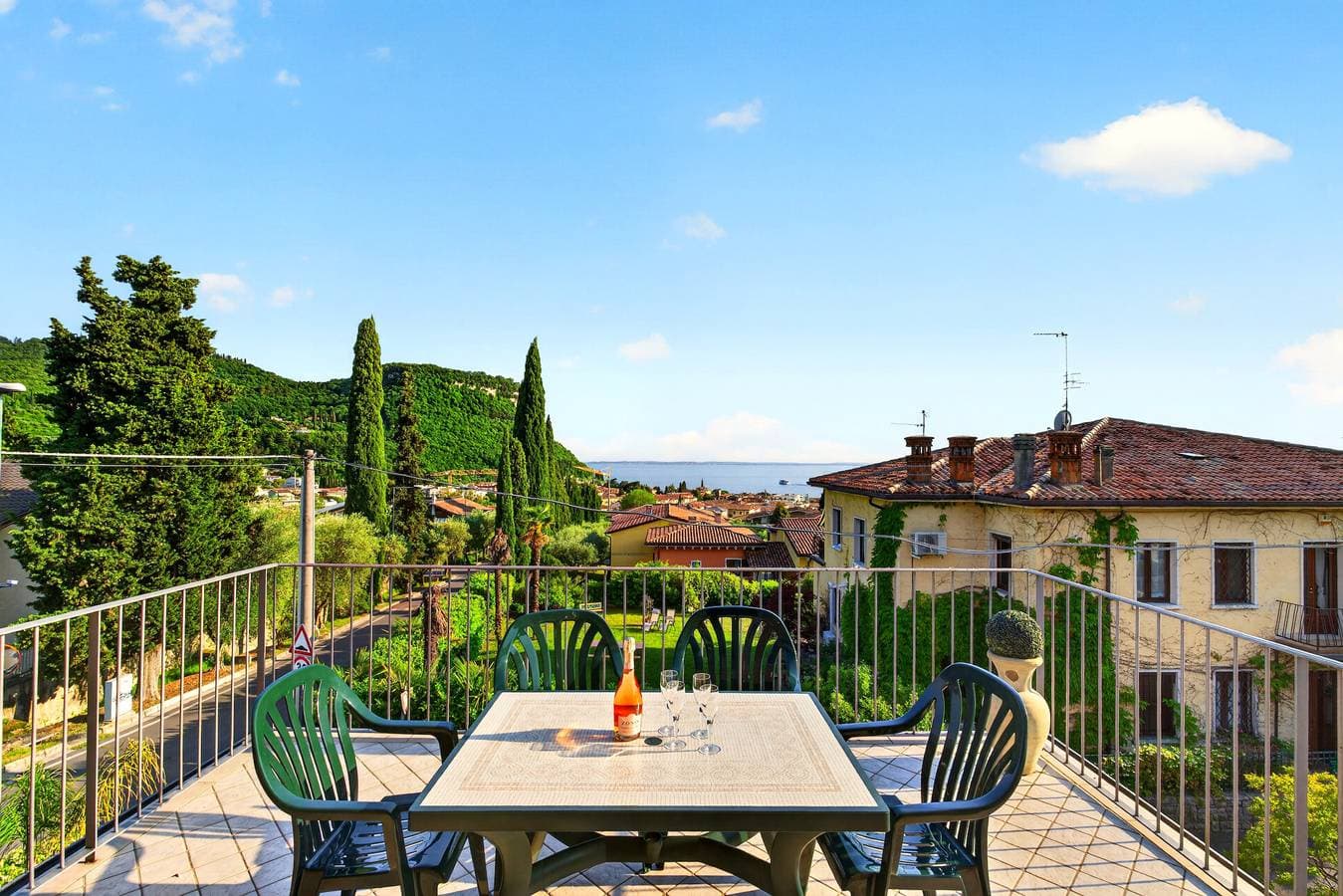 Foto 9 von 30: Regarda - La Terrazza di Garda Wohnung mit Terrasse mit Seeblick