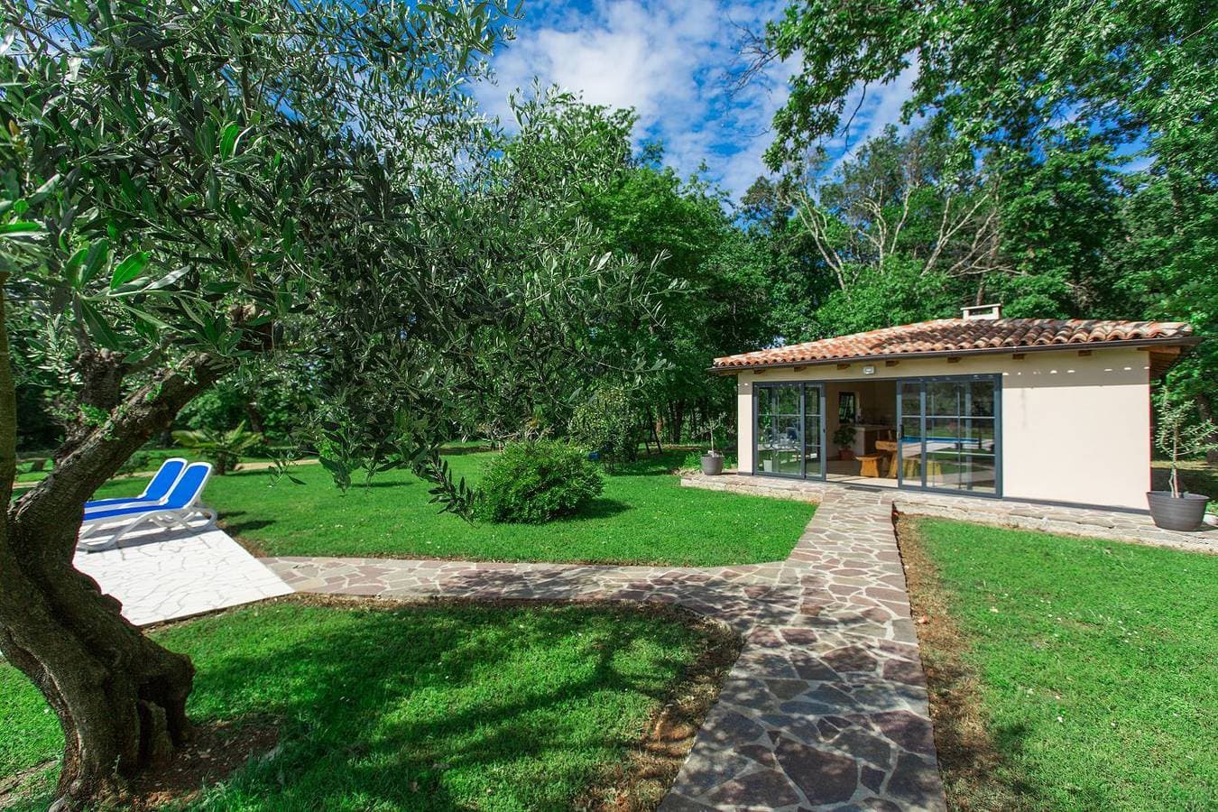 Foto 4 von 32: Hundefreundliches Paradies mit Pool, Spielplatz, Grillbereich, privater Terrasse