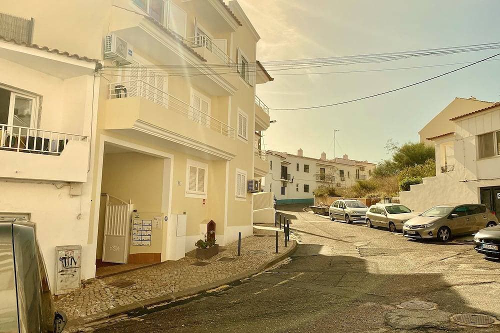 Foto 5 von 23: Carvoeiro town apartment wifi, elevator, roof terrace, airconditioning,  garage.