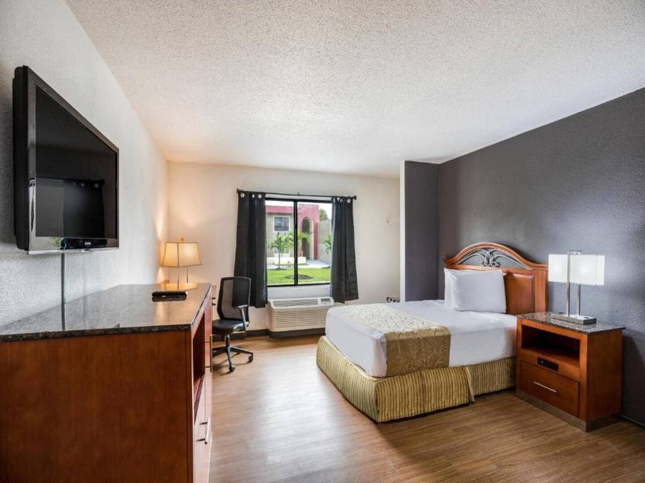 Foto 4 von 14: Kingsize-Bett | Rauchen | Orlando