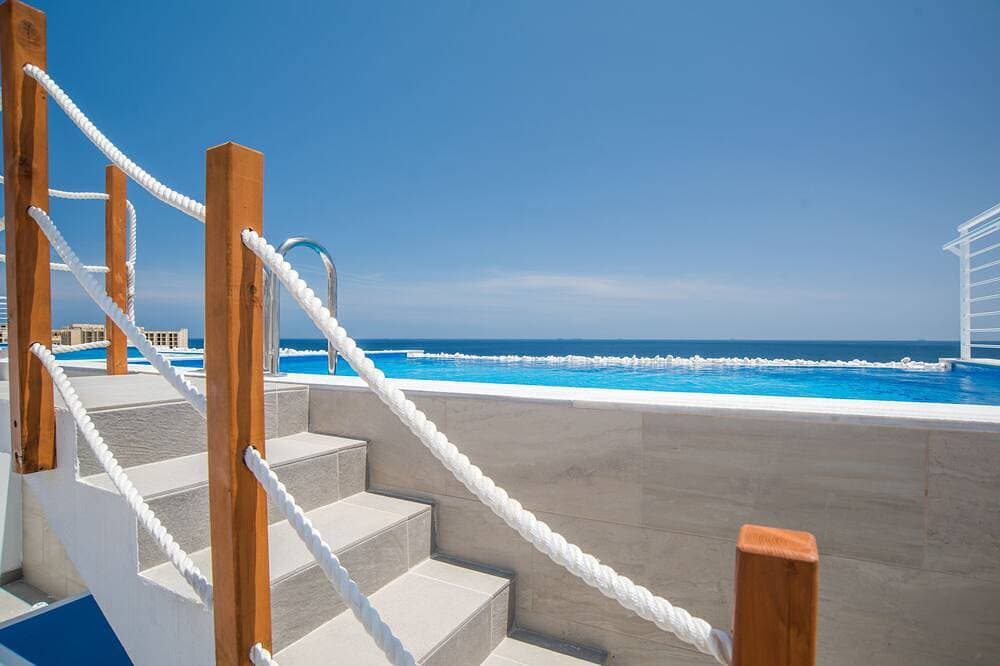 Modernes Apartment mit freiem Meerblick und eigenem Infinity-Pool 1