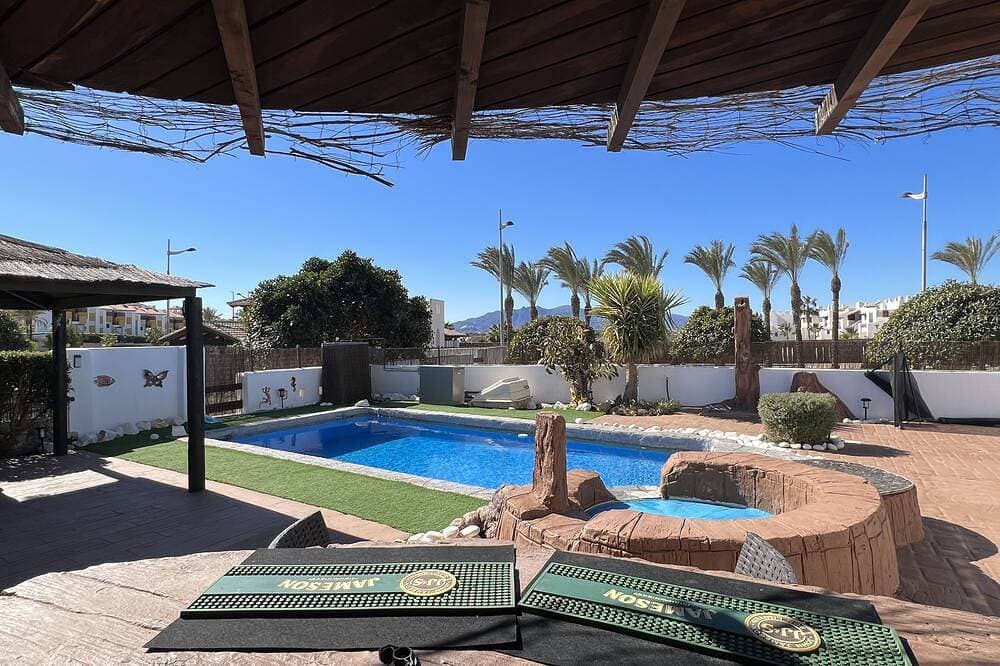 Schöne freistehende 3-Bett-Villa, beheizter Pool und Whirlpool, WLAN, Sky-TV, Grill 1