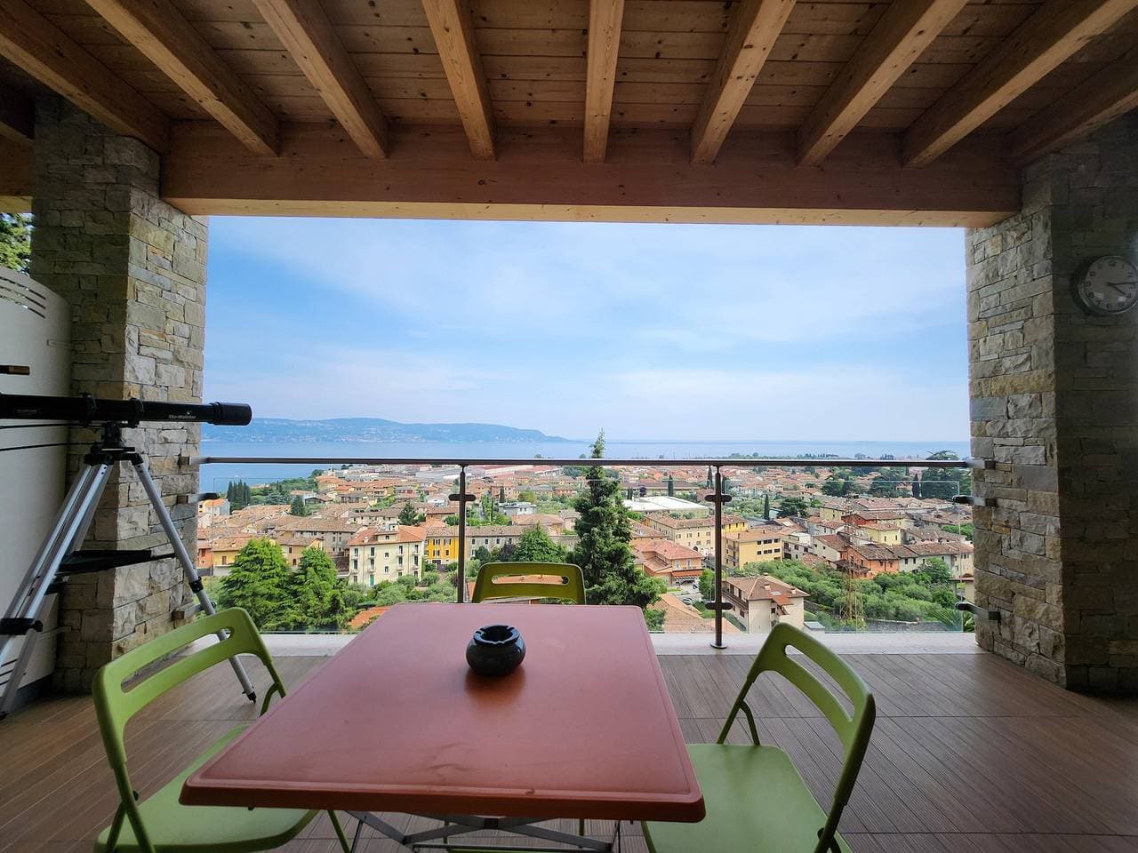 Foto 13 von 33: Ferienwohnung 'Alba Seeblick Pool' mit Seeblick, Gemeinschaftspool und Klimaanlage