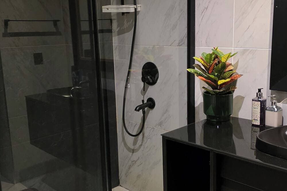 Foto 6 von 30: Cozy 1-bedroom hotel suite in terrific İstanbul with AC and gym