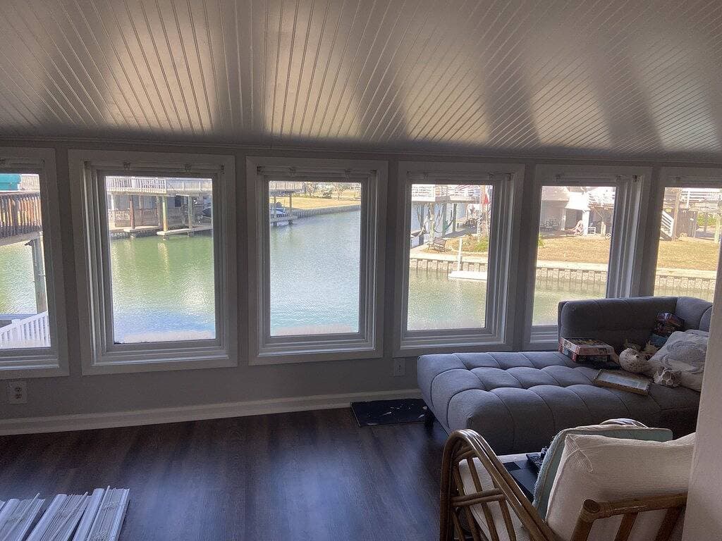 Großer Panoramablick auf das Wasser beim Überqueren des Kanals! 1