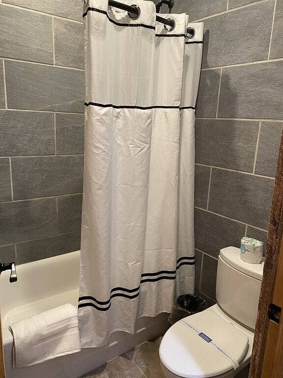 Falls Market Inn Riverview, Bike Trail Hotel, 4 Mile to Fallingwater 1 queen bed 1