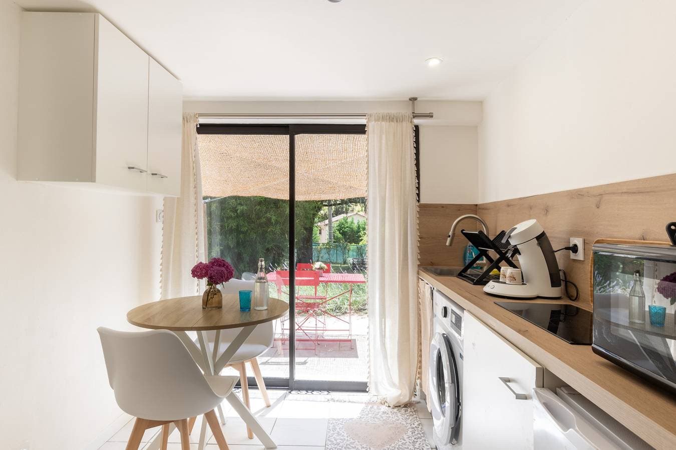Foto 5 von 24: Ferienwohnung 'T1 Ardeche Vesseaux' mit Bergblick, Gemeinschaftsgarten und WLAN