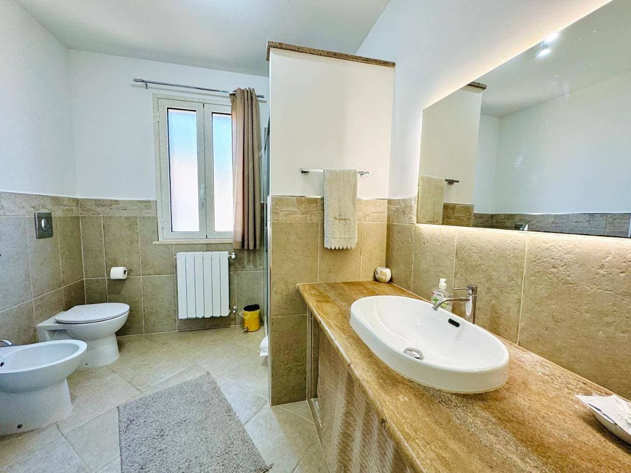 Foto 7 von 52: Three-Bedroom Apartment with Balcony