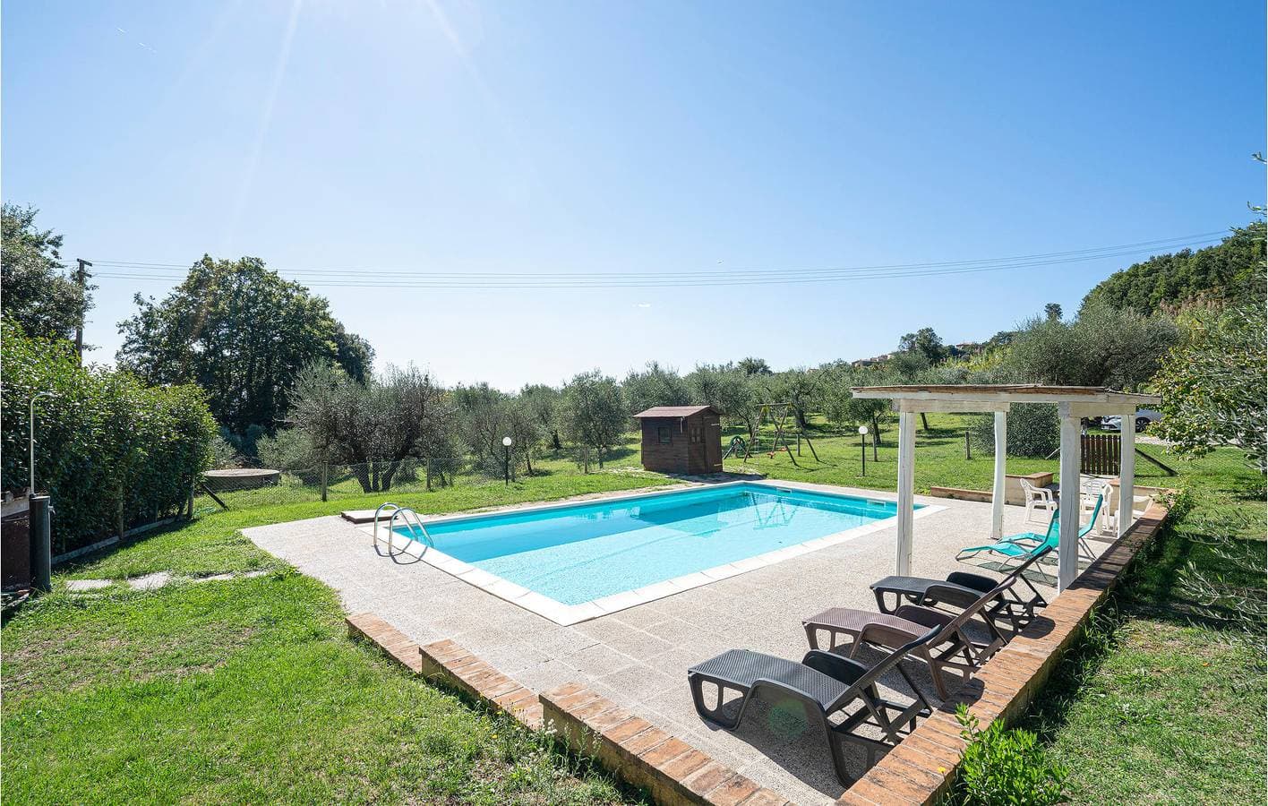 Foto 9 von 34: Monteverdi Apartment: Pool, Garten, Küche und Parkplatz