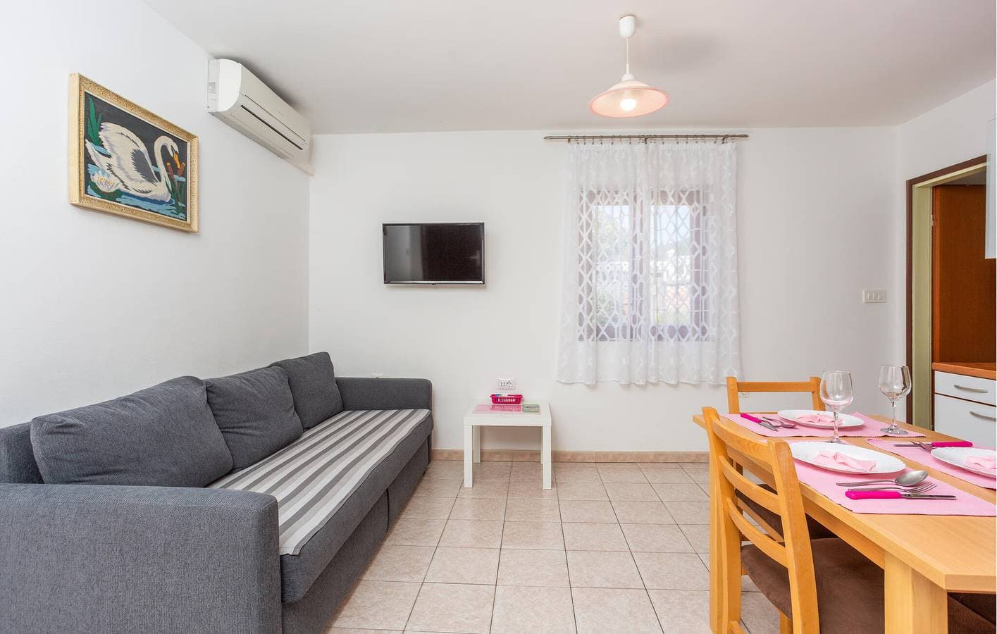 Foto 11 von 24: Gemütliche 1-Zimmer-Wohnung mit Terrasse, WLAN und Parkplatz, 2 km vom Strand Vela Plaža entfernt