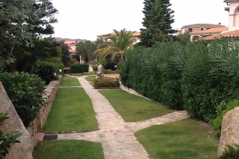 Foto 10 von 20: Comfortable apartment with large veranda overlooking the pool. <br>