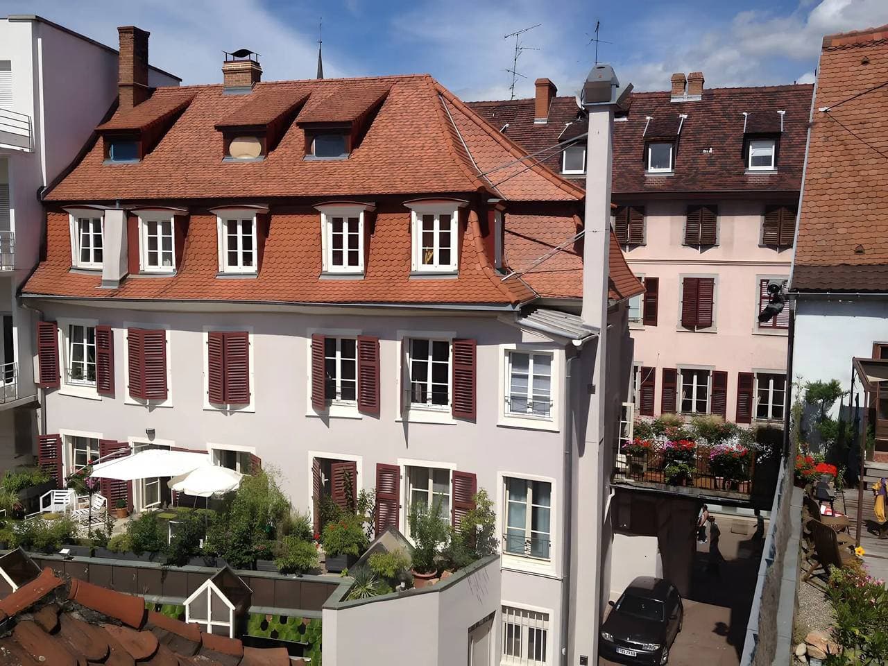 Foto 2 von 28: Gästezimmer „Cour Du Weinhof – Zimmer Hansi“ mit gemeinsamer Terrasse und WLAN