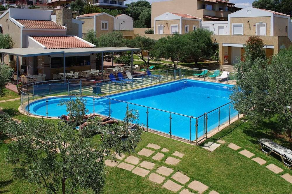 Cozy House with Swimming Pool Near the Sea 1