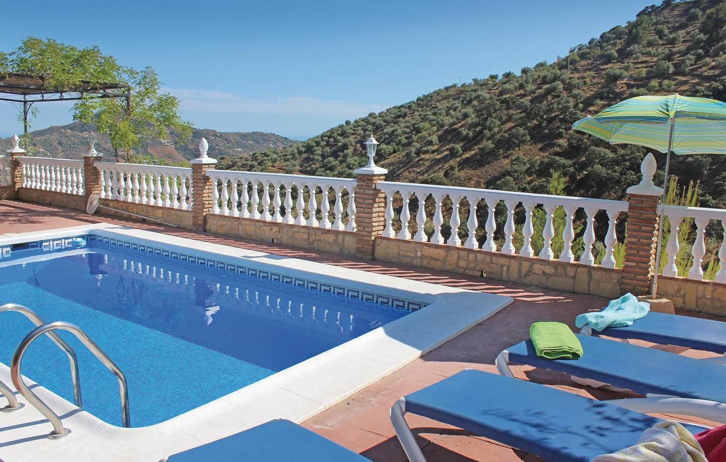 Foto 4 von 19: Meerblick-Apartment mit Pool, Terrasse und Kochnische
