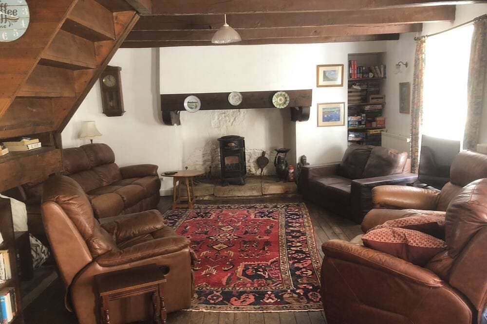 Foto 13 von 25: Beautiful Secluded Converted Breton Farmhouse with Pool Generous grounds/gardens