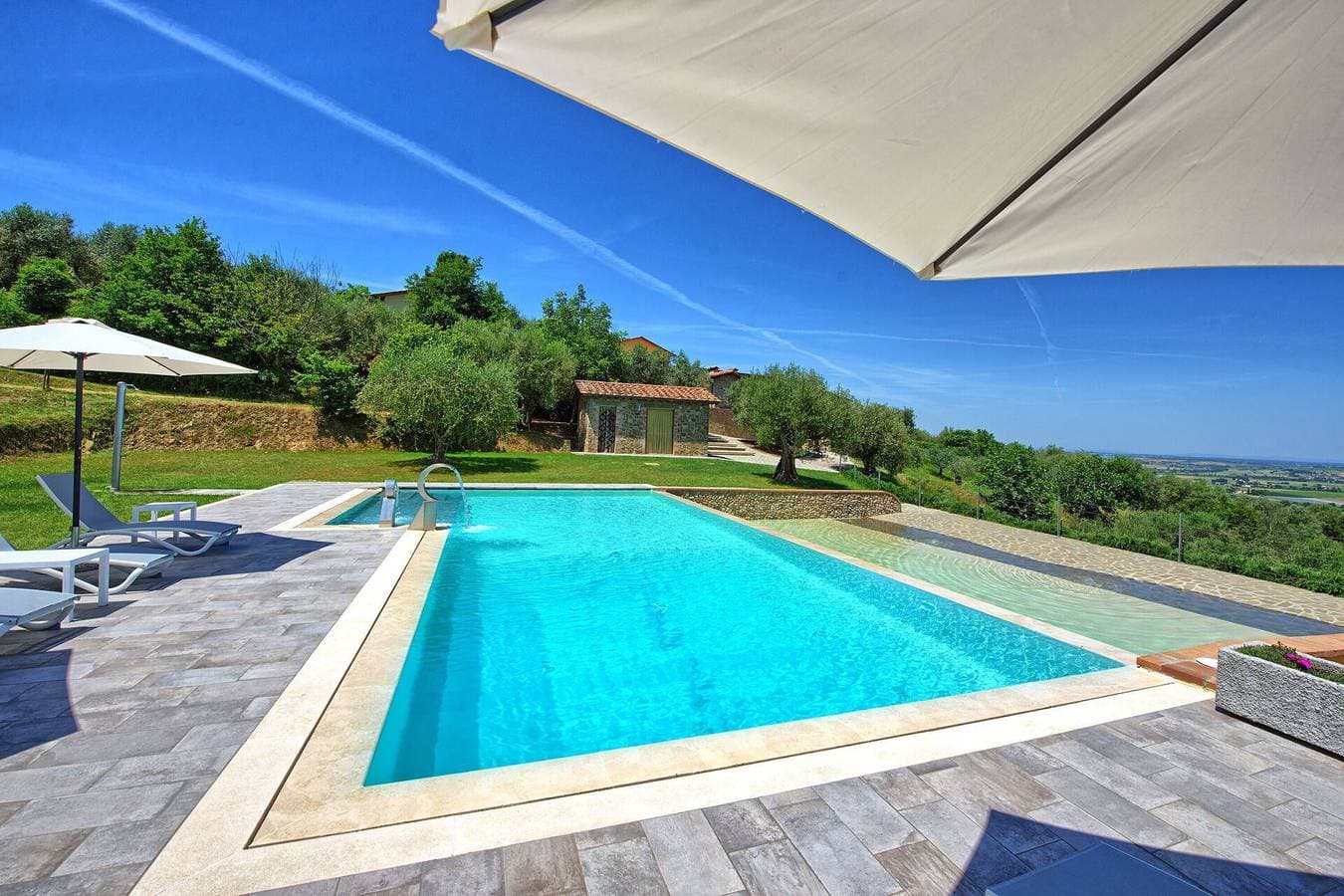 Foto 12 von 68: Villa für 15 Personen mit Balkon