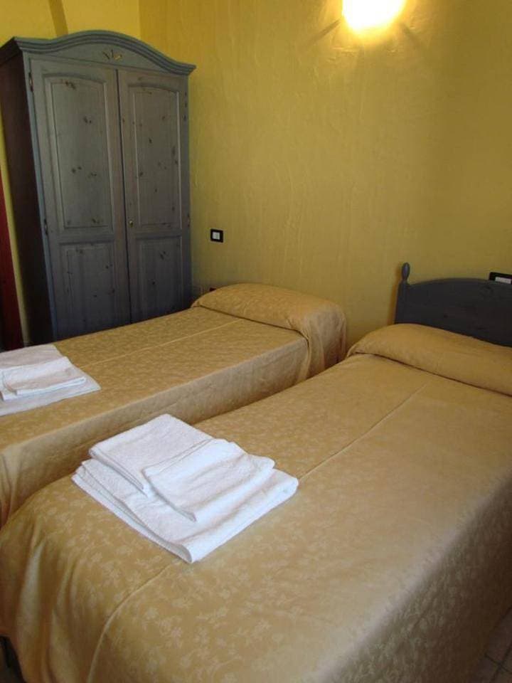 Foto 6 von 14: Twin Room with Private Bathroom