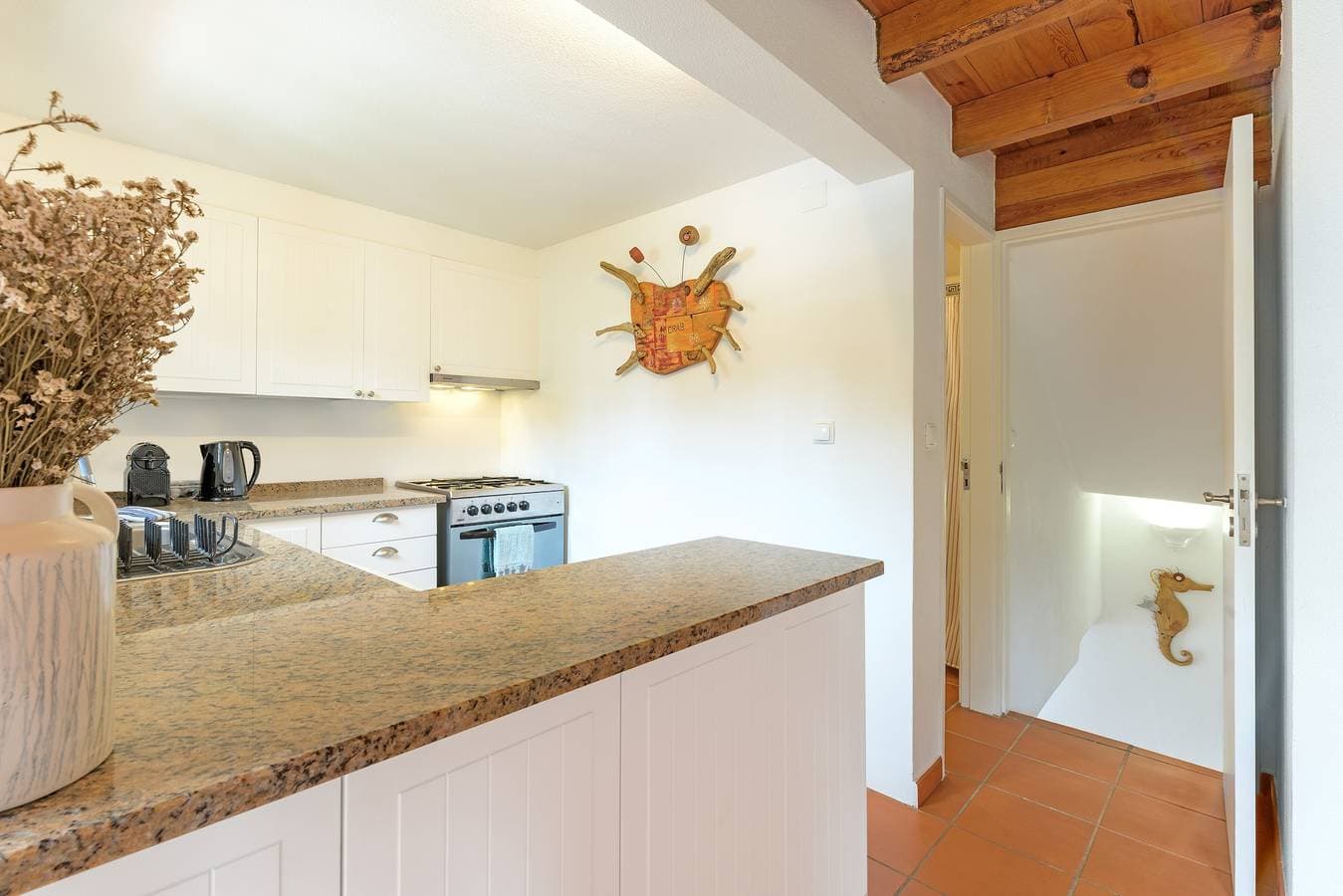 Foto 8 von 29: Villa 'Your Beachfront Escape Awaits' mit privater Terrasse, privatem Garten und WLAN